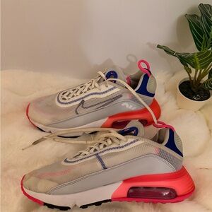 Nike White and Pink Athletic Shoes Size 10W,27cm.